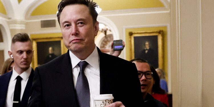 Elon Musk beschuldigd van censureren rechtse X accounts over immigratie.