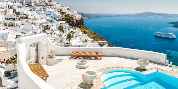 Hotels op Griekse eilanden vullen zwembaden met zeewater in strijd tegen droogte