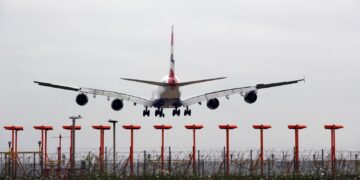 Milieuminister Miliband blijft aan ondanks steun regering voor derde landingsbaan Heathrow