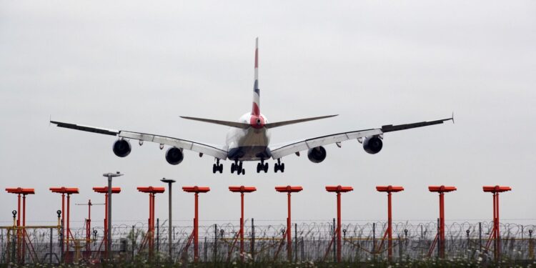 Milieuminister Miliband blijft aan ondanks steun regering voor derde landingsbaan Heathrow