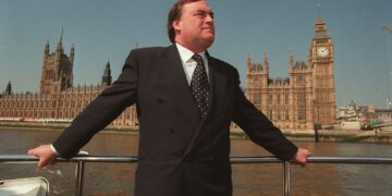 PM eert ‘legendarische’ John Prescott voor Hull begrafenis.
