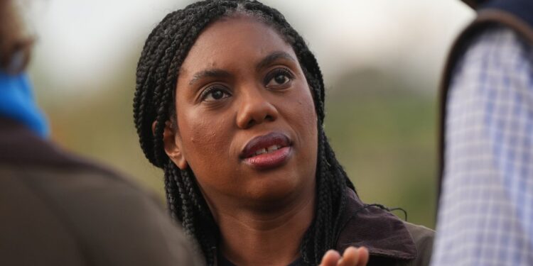 Kemi Badenoch achtervolgt Nigel Farage en danst naar Elon Musks pijpen