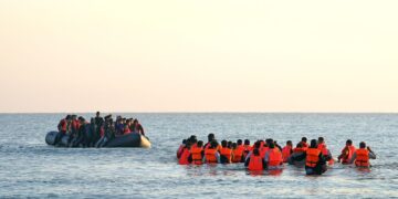 Reisverbod en social media beperking voor vermeende mensensmokkelaars onder nieuwe wetten.