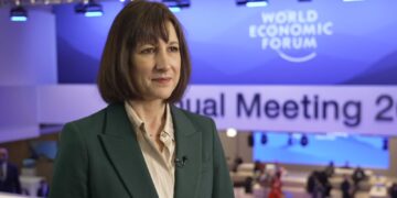 Reeves negeert bezwaren en steunt derde landingsbaan Heathrow