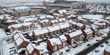 Grote chaos door zware sneeuwval in Groot-Brittannië en Nederland