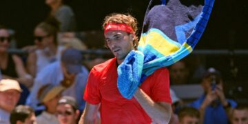 Tsitipas neemt afscheid van Australian Open met nederlaag tegen Mikelsen