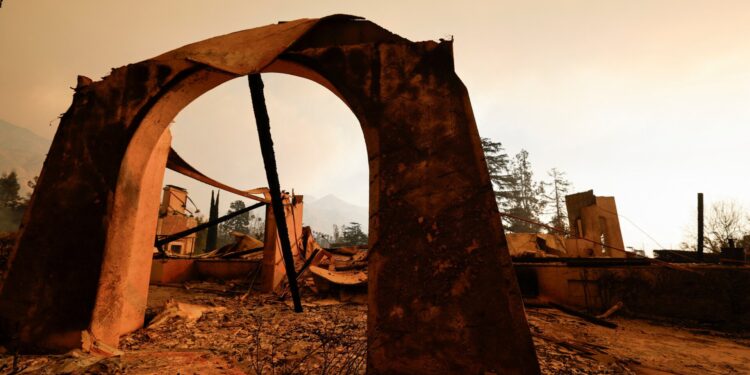 Amerikanen bedreigd door verzekeringscrisis door branden en orkanen