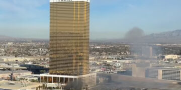 Voertuig flitst voorbij hotel Trump in Las Vegas