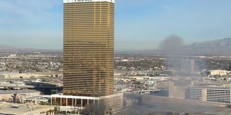 Voertuig flitst voorbij hotel Trump in Las Vegas