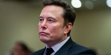 Elon Musk eist vrijlating extreemrechts leider Tommy Robinson