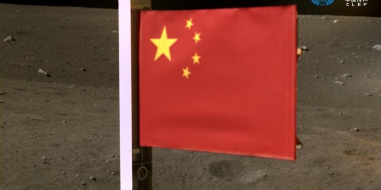 China doopt maanrover en lanceert nieuw ruimteuniform