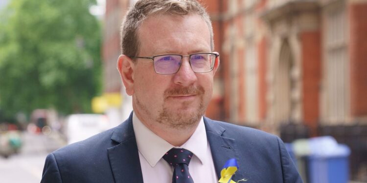 Onderzoek naar ontslagen Labour minister wegens WhatsApp berichten