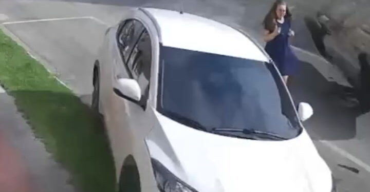 Vrouw ontsnapt miraculeus aan vliegende auto.