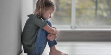 79-jarige man beschuldigd van verleiding minderjarige dochter behandelaar