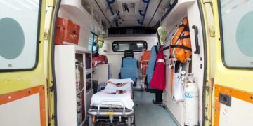 Rode Kruis vrijwilligers helpen vrouw bevallen in Spata