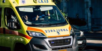 Vrouw met plastic stoel van Ky Abdera overgedragen met enige ambulance