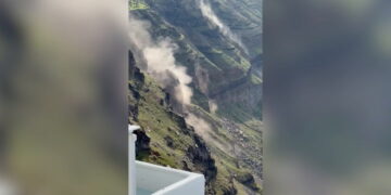 Grieks toeristisch eiland beschadigd door aardbevingen, duizenden evacueren