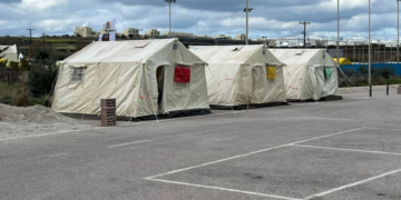 Chaotische situatie voor ziekenhuis Santorini: noodscènes buiten de deuren