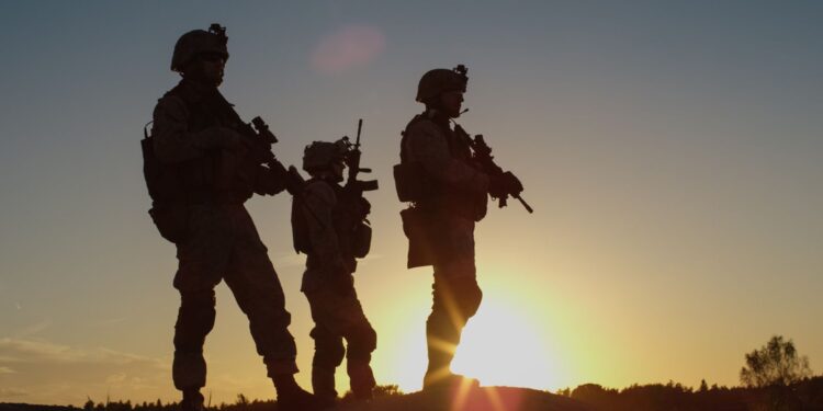 ‘Keir Starmer moet snel defensie-uitgaven verhogen of militaire bezuinigingen ondergaan’