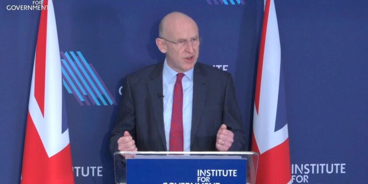 Defensiesecretaris waarschuwt: ‘Herbewapen Groot-Brittannië met sterkere verdediging’