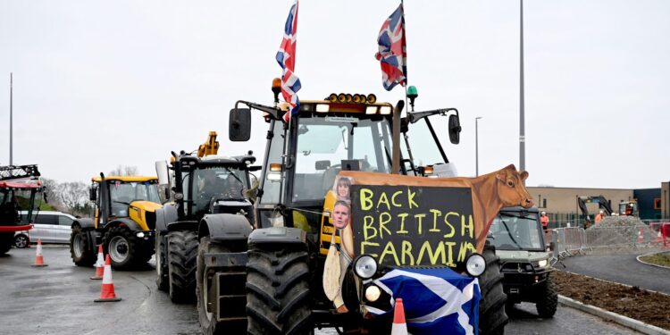 Starmer onderbreekt bezoek aan Buckinghamshire vanwege luidruchtige tractorprotesten.