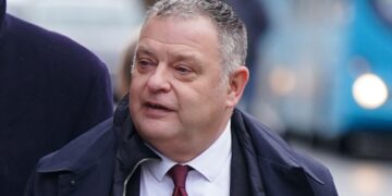 Yvette Cooper eist nieuwe MP voor Runcorn na gevangenisstraf Amesbury met behoud van salaris.