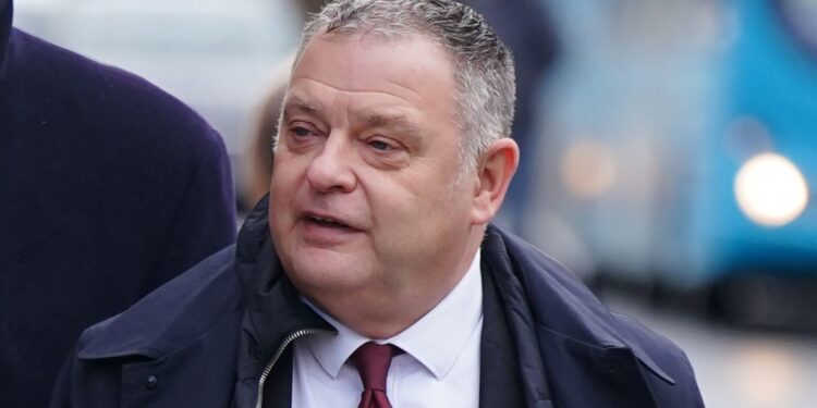 Yvette Cooper eist nieuwe MP voor Runcorn na gevangenisstraf Amesbury met behoud van salaris.