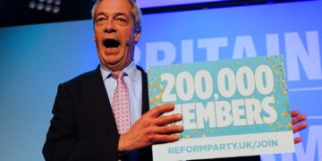 Nigel Farage waarschuwt Labour met 200.000 leden in Reform UK.