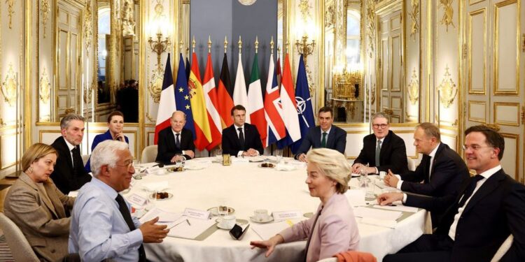 ‘US veiligheidsgarantie essentieel voor vrede in Oekraïne, zegt Starmer voor Trump-bijeenkomst’