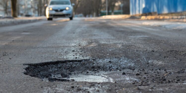 Zelfherstellende wegen kunnen helpen bij herstel van gaten, zeggen wetenschappers