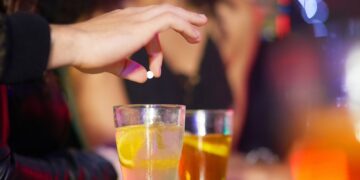 Geweld tegen vrouwen overal aanwezig: spiking nu strafbaar.