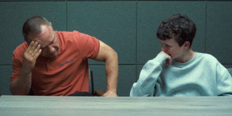 Sir Keir Starmer spreekt met makers van Netflix-hit ‘Adolescence’ en deelt zijn moeite met kijken.