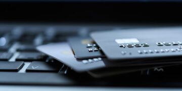 Hardere aanpak van misbruik overheidscreditcards: ongerechtvaardigde uitgaven aangepakt.