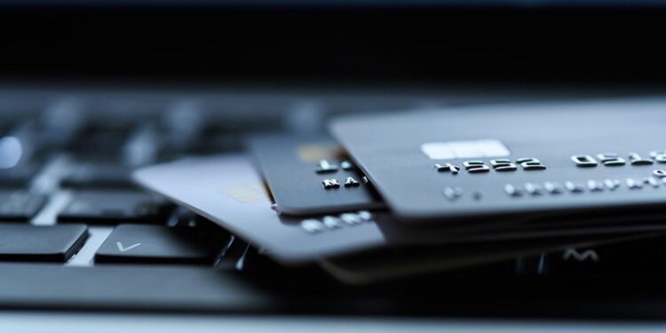 Hardere aanpak van misbruik overheidscreditcards: ongerechtvaardigde uitgaven aangepakt.