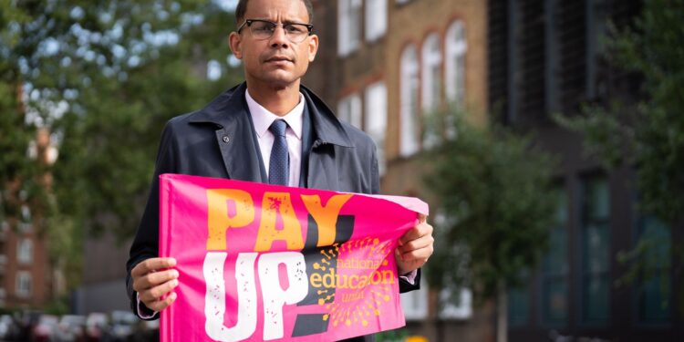 Onderwijsvakbonden strijden met Number 10 over AI-banenverlies.