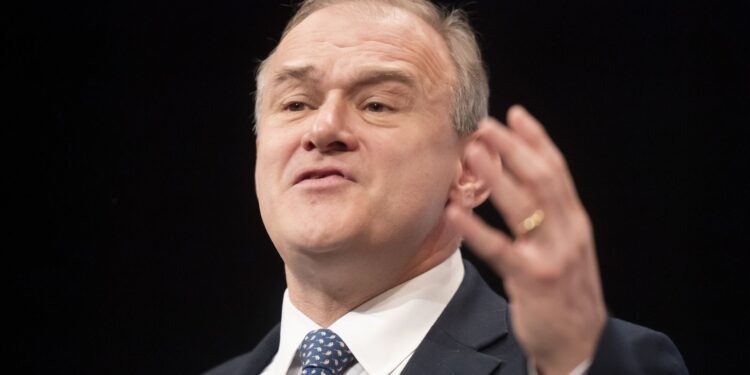 Nigel Farage wil VK veranderen in ‘Trump-achtige vertoning’, zegt Lib Dem leider.