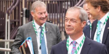 Rupert Lowe nodigt Nigel Farage uit voor diner na vermeende dreiging met geweld.