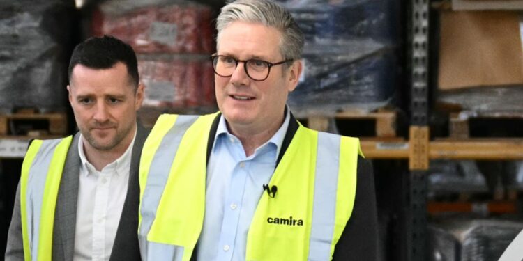 Sir Keir Starmer: nationaal belang moet voorop staan in handelsoorlogen met Trump.