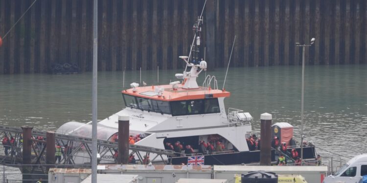 Overheid overweegt sturen afgewezen asielzoekers naar buitenlandse ‘migratiehubs’