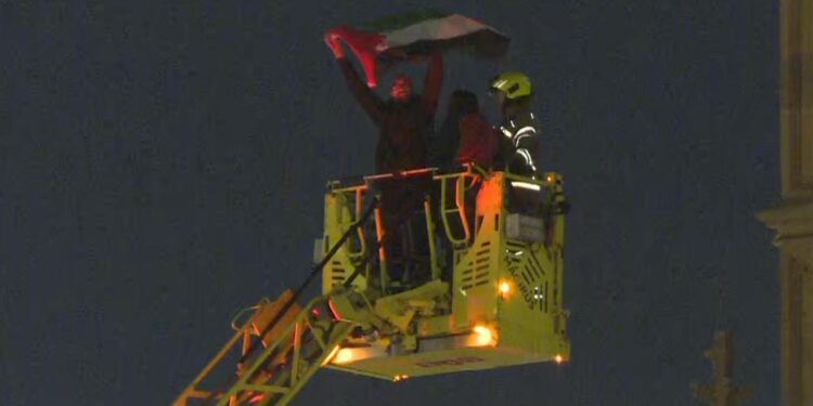 Man beklimt Big Ben met Palestijnse vlag en komt veilig naar beneden
