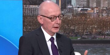 Minister McFadden kondigt spoedig bezuinigingen op sociale voorzieningen aan