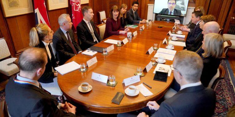 Reeves bespreekt met Revolut en Zilch topmannen tijdens financiële top.