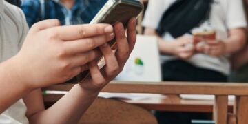 Beschuldigingen van ‘uitkleden’ wetsvoorstel verbod kinderen op social media