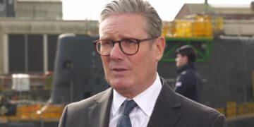 Starmer verdedigt ‘essentiële’ bezuinigingen op uitkeringen – met verwijzing naar familiegeschiedenis.