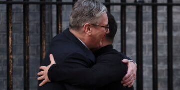 Starmer omhelst Zelenskyy voor crisisoverleg bij No 10