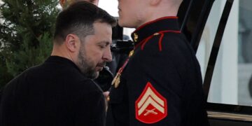 Starmer in crisis talks met Zelenskyy en Trump na verhitte uitwisseling in Witte Huis