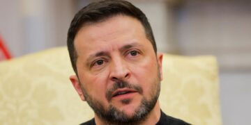 Zelenskyy dankbaar voor steun VS: aankomst in VK voor top.