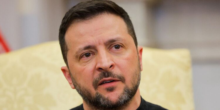 Zelenskyy dankbaar voor steun VS: aankomst in VK voor top.