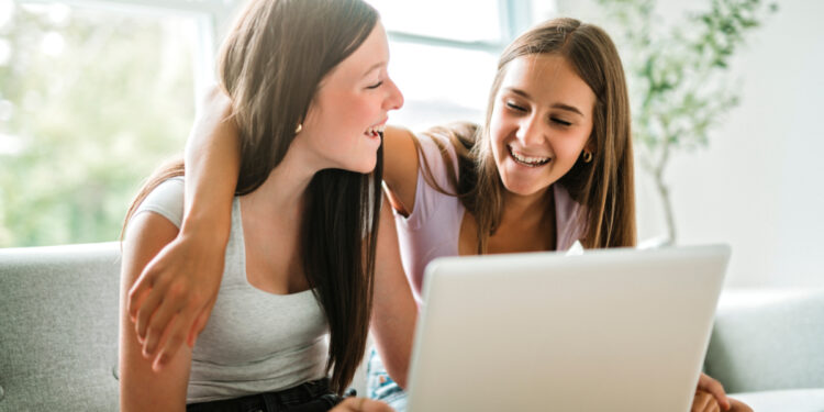 Google investeert miljoenen in online beveiliging voor adolescenten.