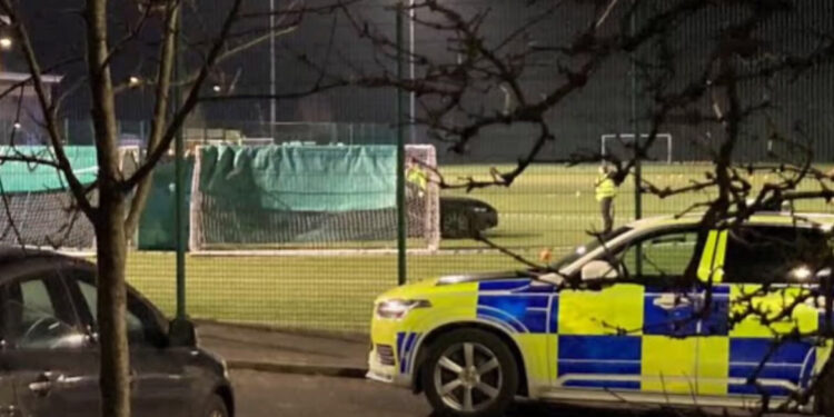 Auto rijdt stadion in, doodt 10-jarige en sleept twee kinderen mee